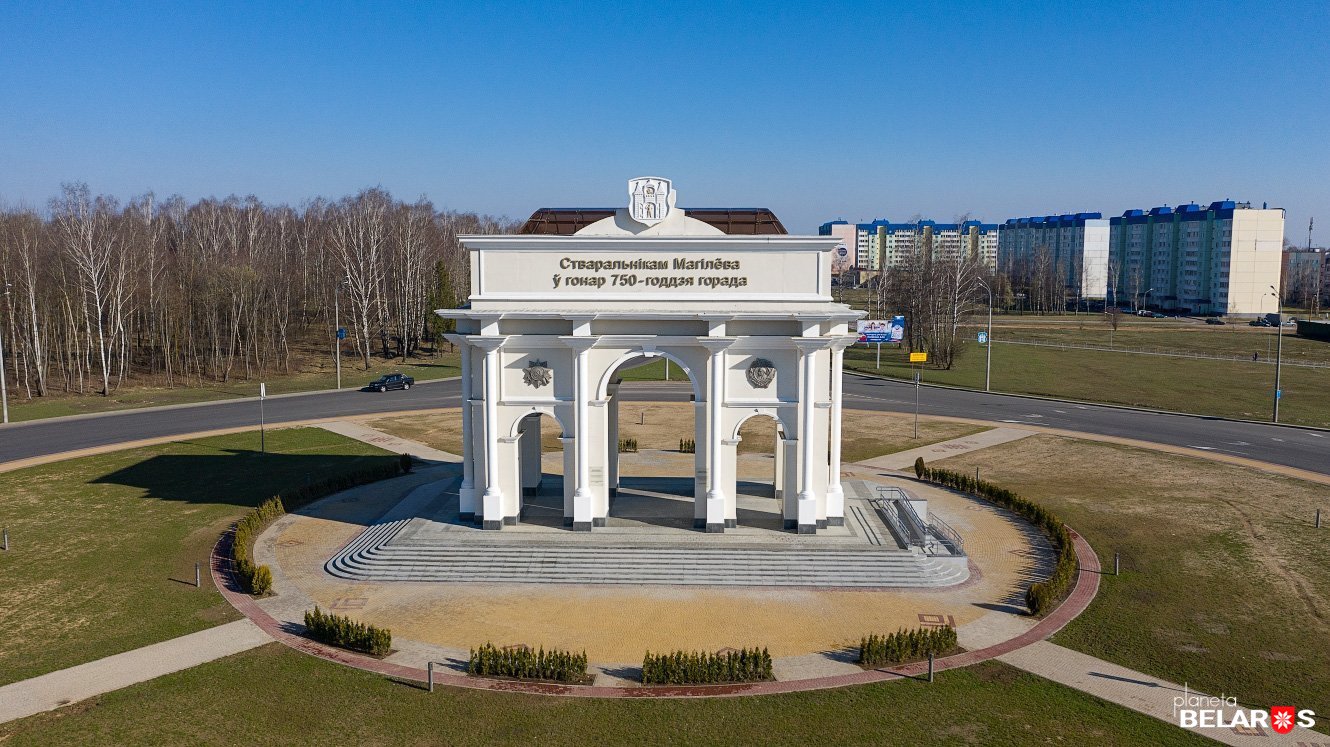 2. Триумфальная арка в Могилеве.jpg