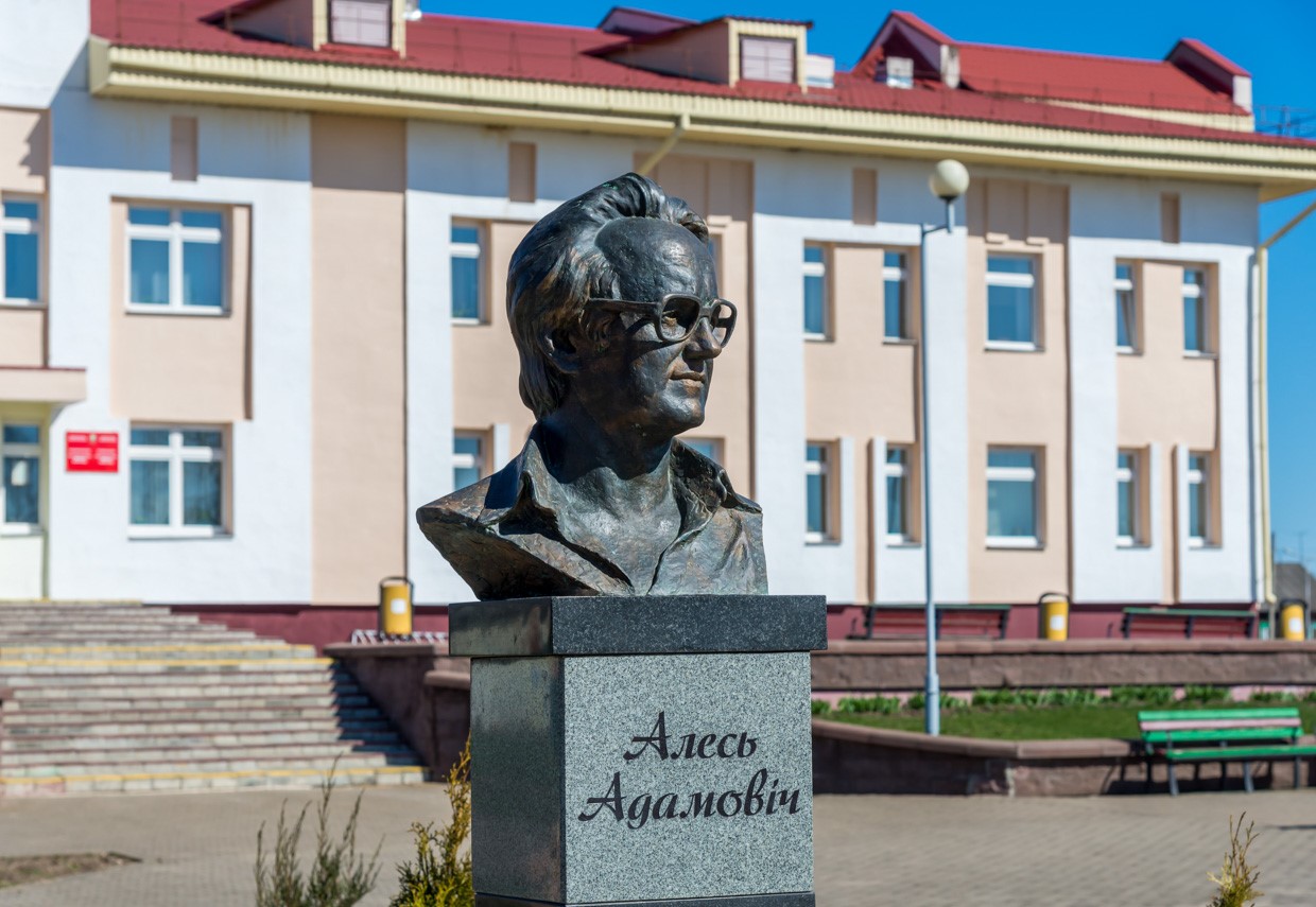 2. Алесь Адамович (бюст).jpg