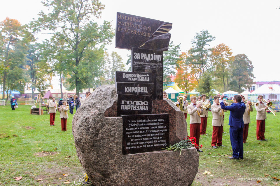 5. Памятный знак военным журналистам.jpg