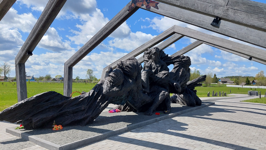 4. Памяти сожженных деревень Могилевской области (скульптура Пламя).jpg