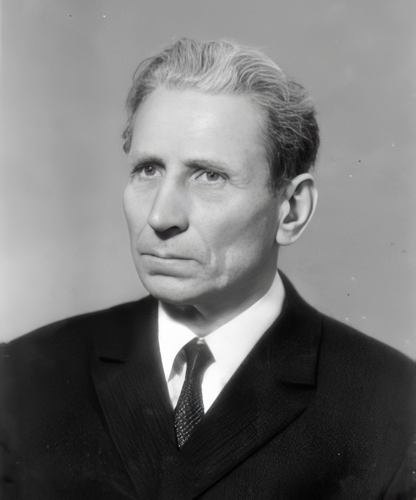 2. Михаил Гончарик-face-upscale-600w.jpg